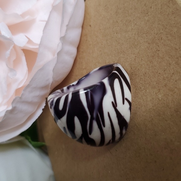 Vintage Bold Zebra Lucite Ring - Picture 4 of 7